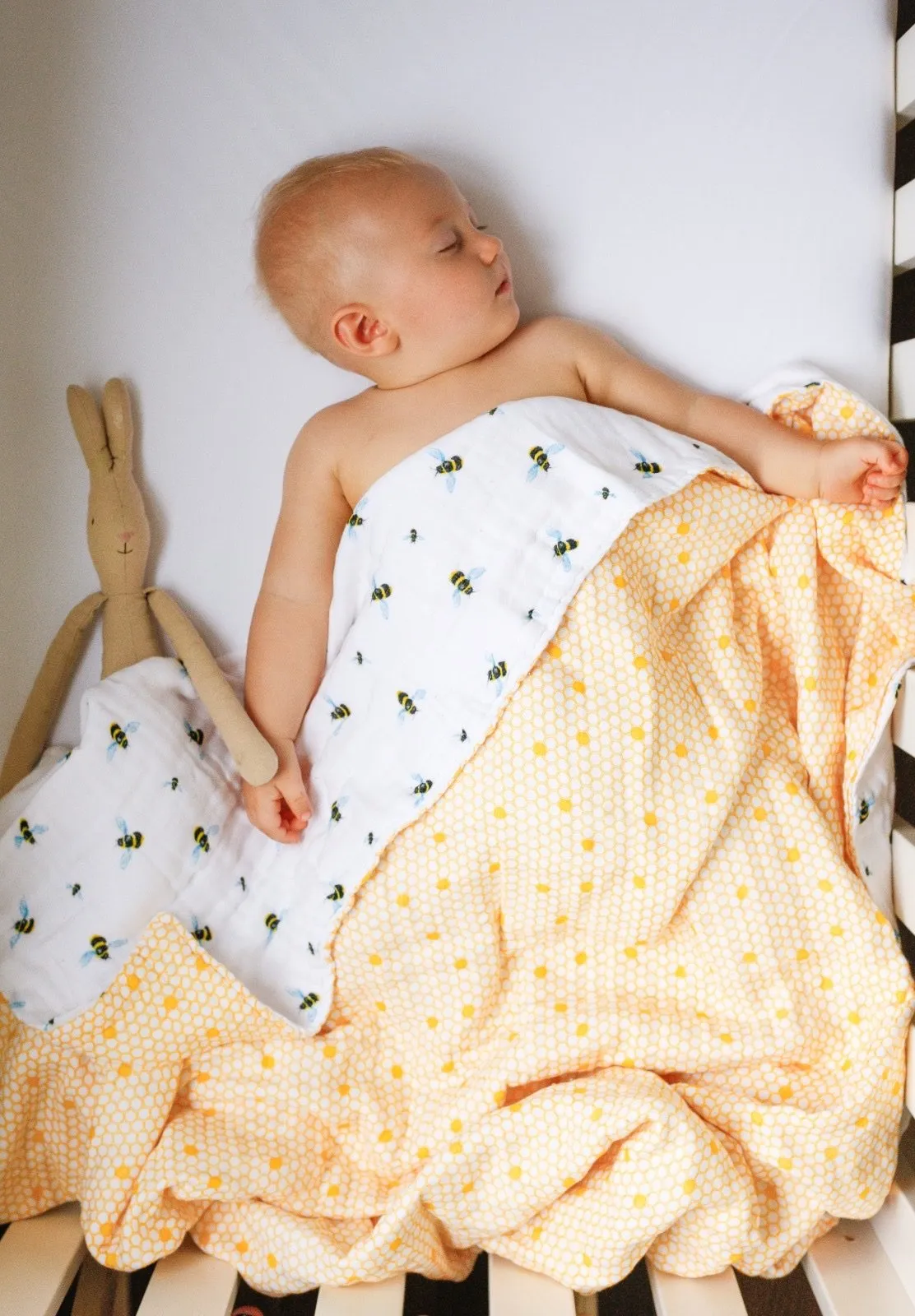 ORGANIC SNUG BABY BLANKET - BEES
