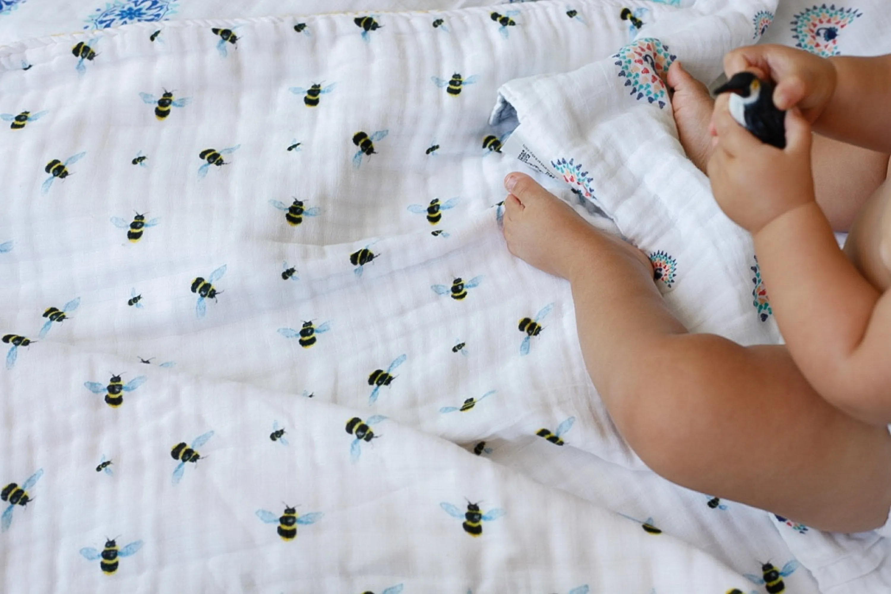 ORGANIC SNUG BABY BLANKET - BEES