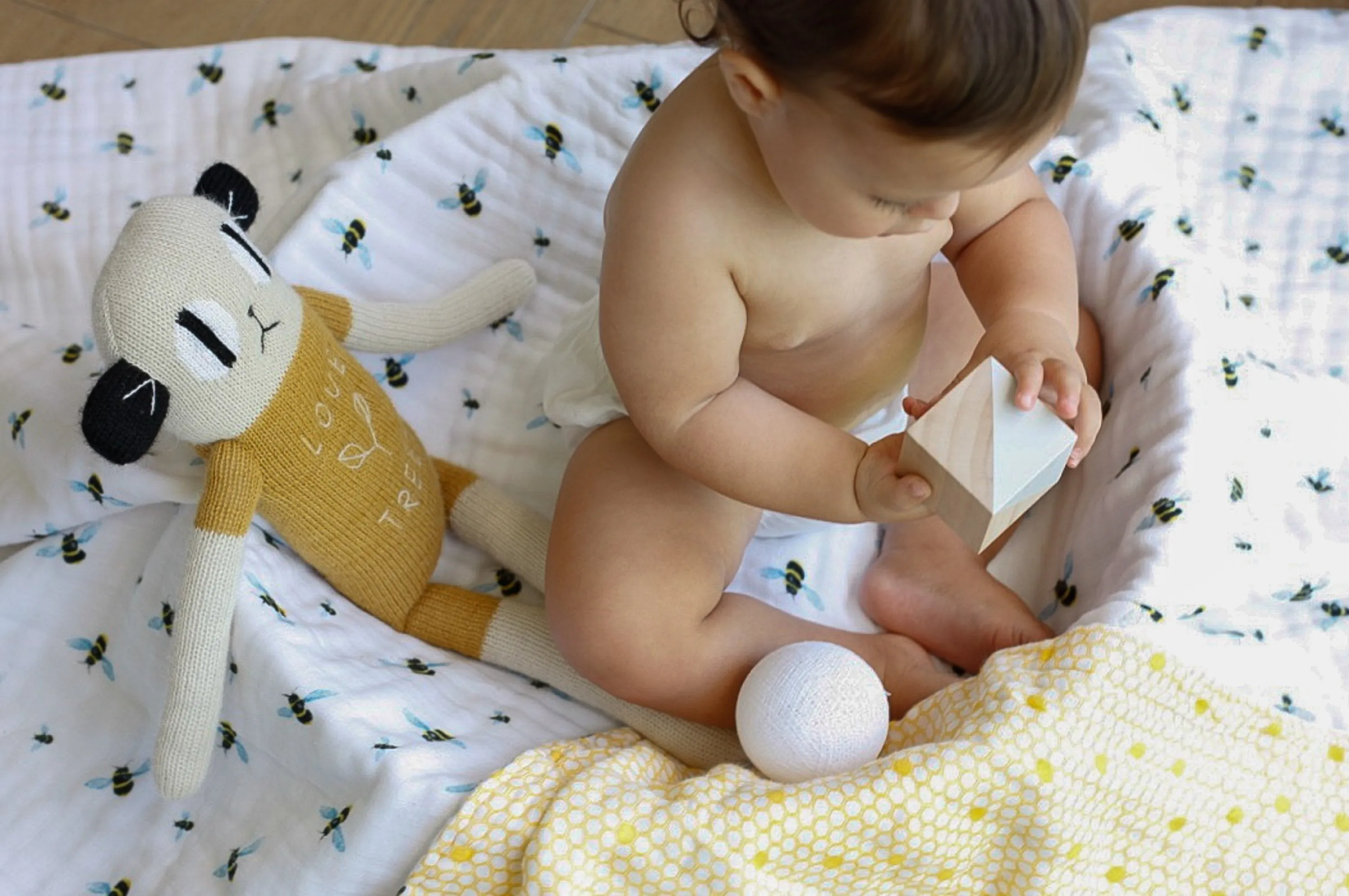 ORGANIC SNUG BABY BLANKET - BEES