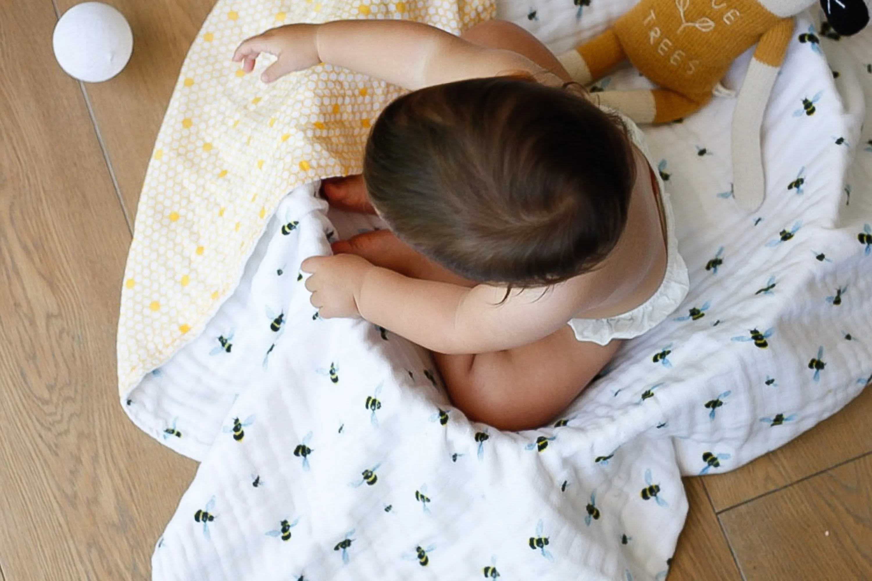 ORGANIC SNUG BABY BLANKET - BEES